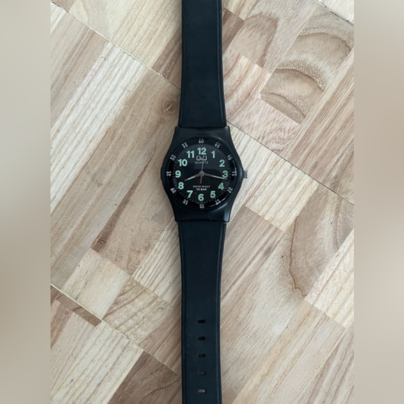 Q&Q Ladies Watch Black Rubber Strap and Dial Luminous Hands Markers 10BAR WR - Picture 5 of 12